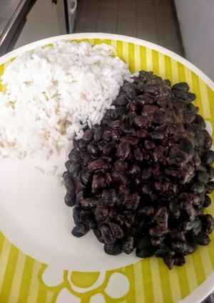 Una foto de Poroto negro con arroz graneado