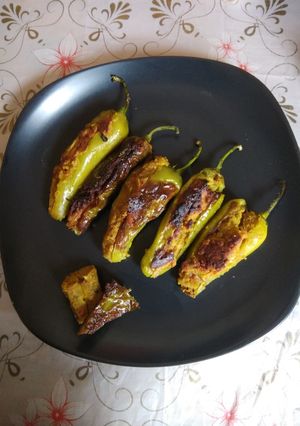 भरवां बेसन मिर्च रेसिपी मुख्य फोटो