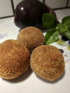 Foto di Polpette di melanzane con cuore fondente al formaggio -Ric.Bimby