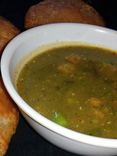 खस्ता कचौड़ी की टेस्टी सब्जी (Khasta kachodi ki tasty sabzi recipe in Hindi) रेसिपी मुख्य फोटो