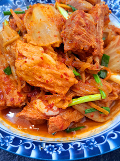 Hình của món Sườn non kho kim chi.