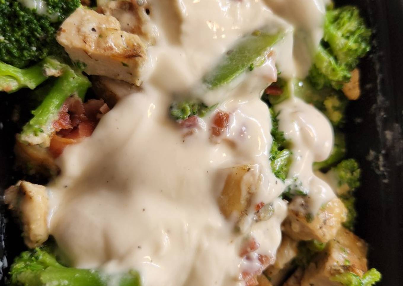 Pechuga de pollo, bacon, brocoli con Salsa Alfredo
