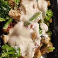 Una foto de Pechuga de pollo, bacon, brócoli con Salsa Alfredo