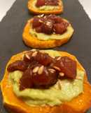 Montaditos de boniato con aguacate y atún