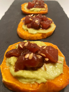 Una foto de Montaditos de boniato con aguacate y atún