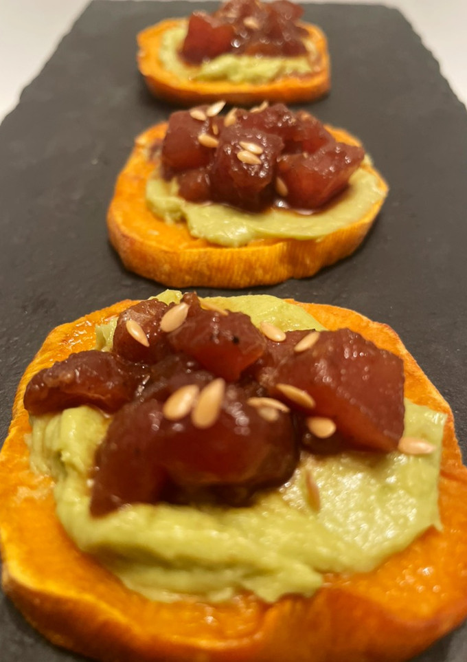 Una foto de Montaditos de boniato con aguacate y atún