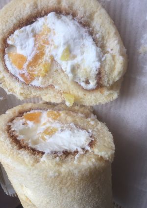 Hình của món Bánh bông lan cuộn xốp mềm nhân hoa quả (roll sponge cake).