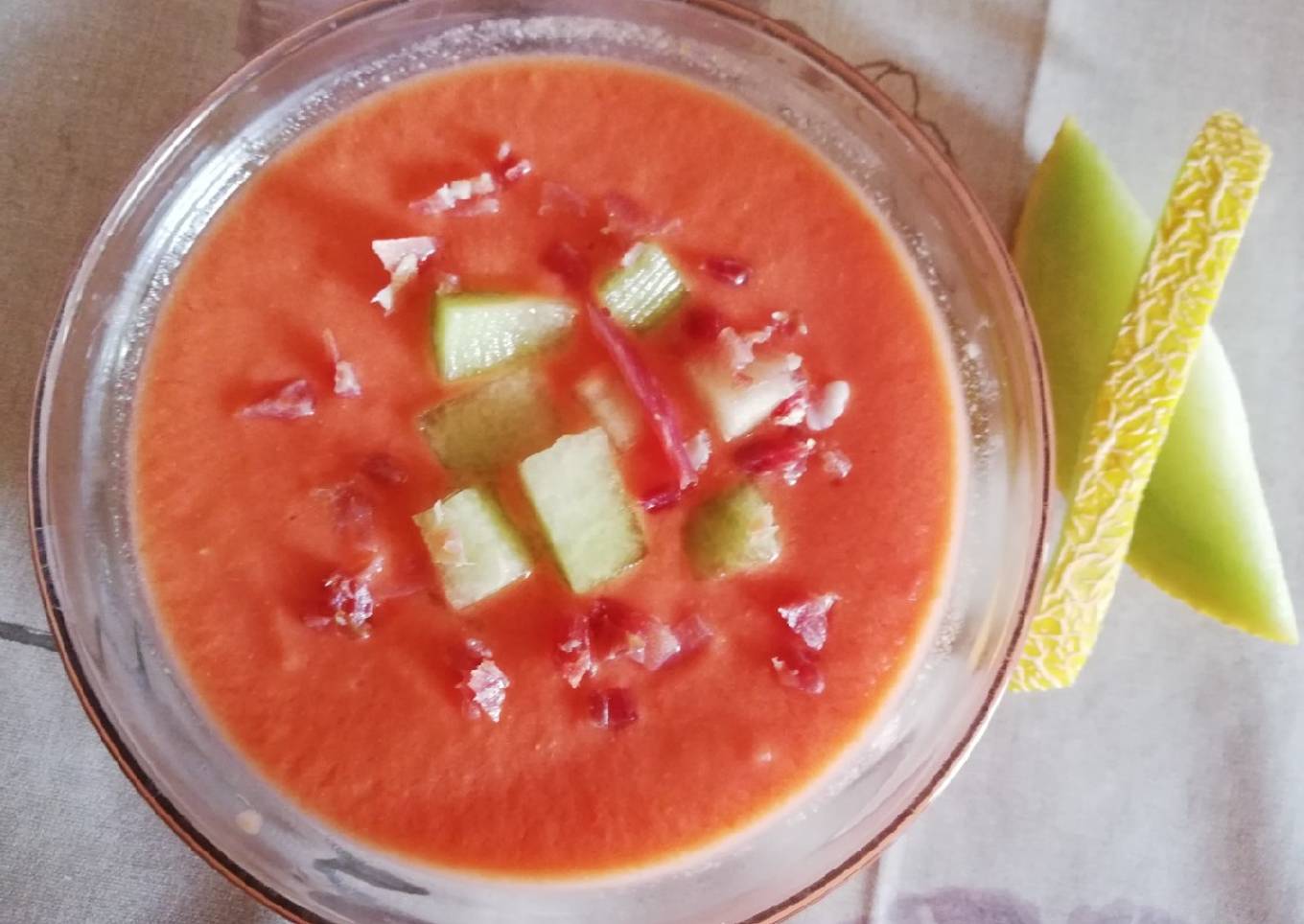 Gazpacho de mel贸n Galia con jam贸n 馃崍馃崊