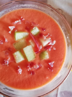 Una foto de Gazpacho de melón Galia con jamón 🍈🍅