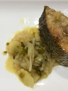 Una foto de Corvina de estero con patata y cebolleta al horno