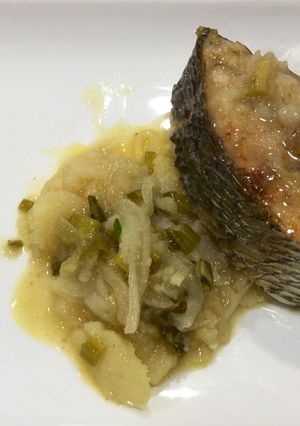 Foto principal de Corvina de estero con patata y cebolleta al horno