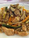 Spaghetti Senza Glutine con Petto di Pollo, Zucchine, Carote, Frittatina di Uova e Salsa di Soia