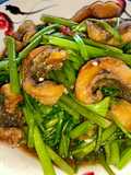 ผัดผักบุ้งปลากรอบ
