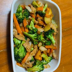 A picture of Broccoli and carrots in oyster sauce.
