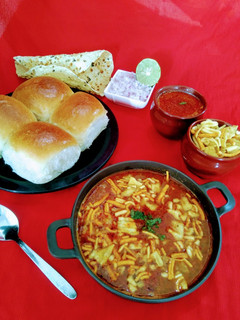 मिसल पाव (Misal pav recipe in Hindi) रेसिपी मुख्य फोटो