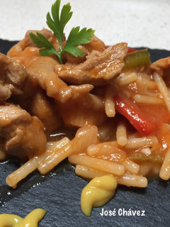 Una foto de Fideos con solomillo de cerdo y setas