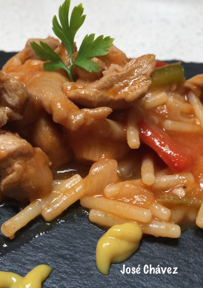 Una foto de Fideos con solomillo de cerdo y setas