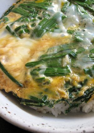 A picture of Garlic Chives & Egg Rice Bowl.