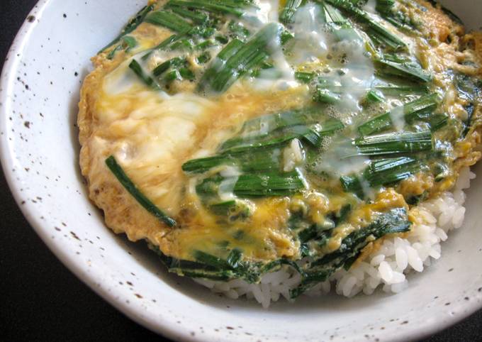 Recipe of Ultimate Garlic Chives &amp;amp; Egg Rice Bowl