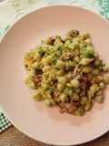 Gnocchetti verdi con crema di fiori di zucca zucchine e prosciutto crudo croccante