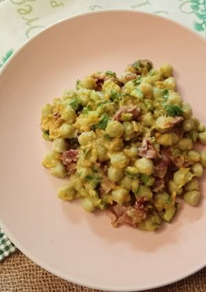 Foto di Gnocchetti verdi con crema di fiori di zucca zucchine e prosciutto crudo croccante