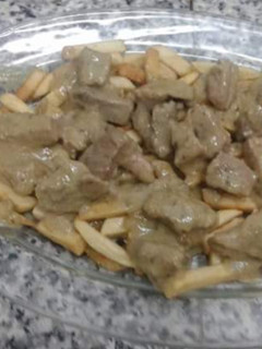 Una foto de Carne en salsa con patatas fritas