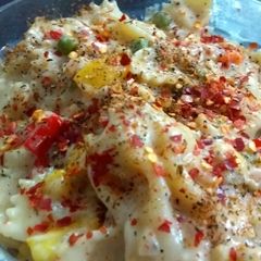 A picture of White sauce pasta.