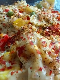A picture of White sauce pasta.
