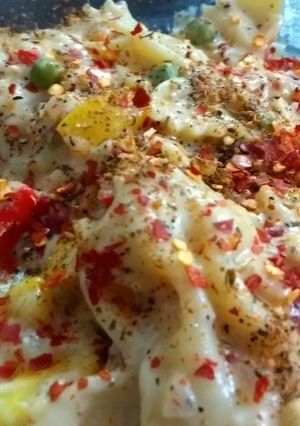 A picture of White sauce pasta.