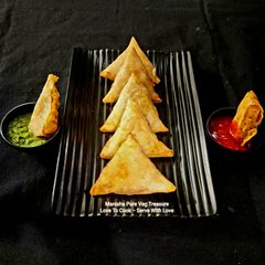 A picture of Chana dal Onion Patti Samosa.