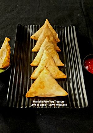 A picture of Chana dal Onion Patti Samosa.