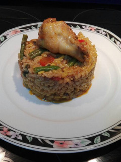 Una foto de Paella moruna con alitas en adobo
