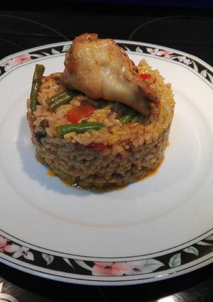 Una foto de Paella moruna con alitas en adobo