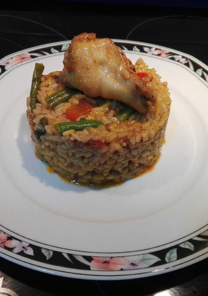 Una foto de Paella moruna con alitas en adobo