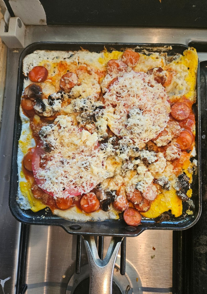 Una foto de ,Desayuno con huevos (ايرانی) salchichas al estilo Persa