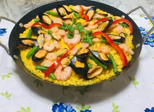 Una foto de Paella sencilla de choros y gambas al vino blanco!