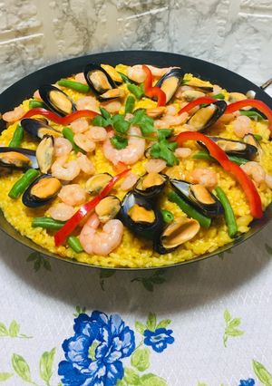 Una foto de Paella sencilla de choros y gambas al vino blanco!