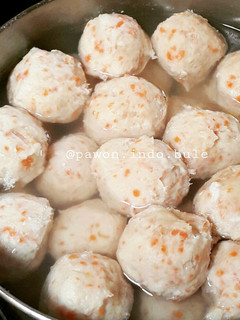 A picture of Indonesian Chicken Meatball with hidden carrot.
