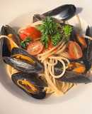 Simple Mussels & Tomato with Spaghetti