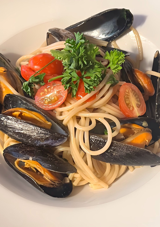 A picture of Simple Mussels & Tomato with Spaghetti.