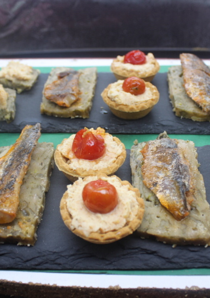 Una foto de Pizarra de entrantes con pan casero de acelgas