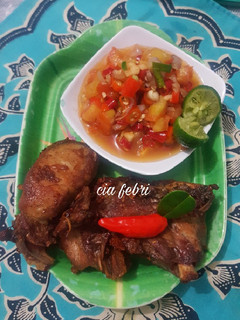 Foto resep Ayam goreng sambal matah ala fe'