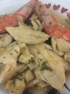 Una foto de Dorada con langostinos en salsa