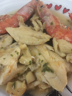 Una foto de Dorada con langostinos en salsa