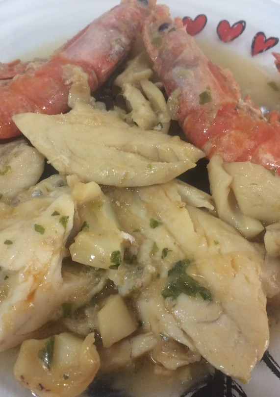 Una foto de Dorada con langostinos en salsa
