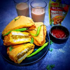 A picture of Stuffef bread pakore.