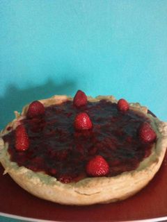 Una foto de Pan de elote con mermelada de fresa