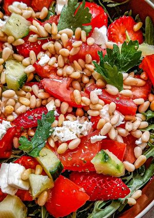 Une photo de Salade fraise / concombre / feta