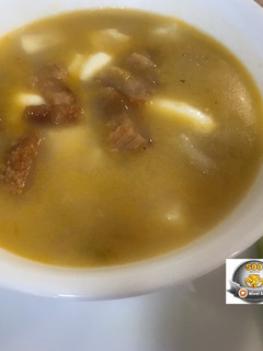 Una foto de Mote de queso (mi versión con chicharrón)