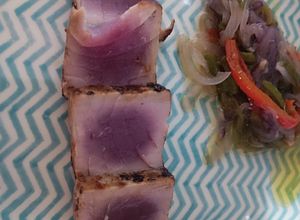 Una foto de Tataki de atún (yellow fish)